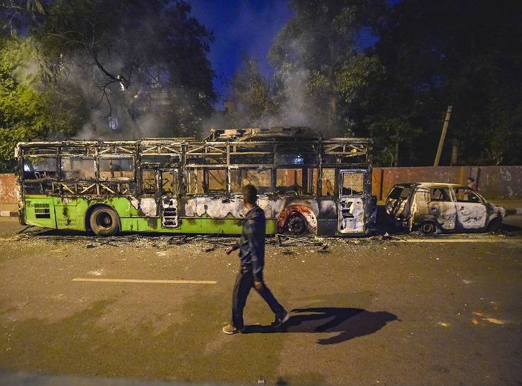 जलती बसें, पथराव और आंसू गैस के गोले, 25 तस्वीरों में देखें जामिया का मंजर