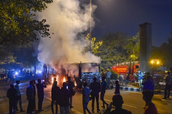 जलती बसें, पथराव और आंसू गैस के गोले, 25 तस्वीरों में देखें जामिया का मंजर