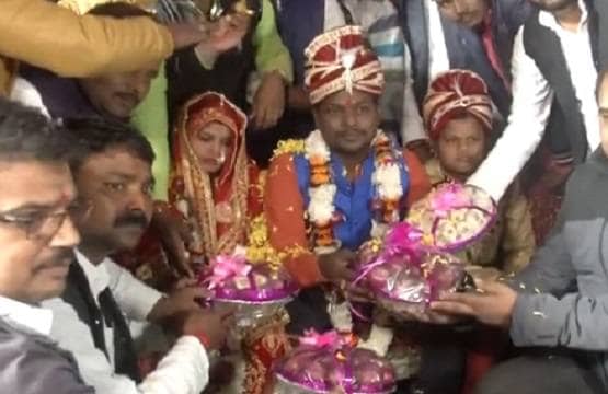 जब दूल्हा-दुल्हन ने एक-दूसरे को पहनाई प्याज की वरमाला