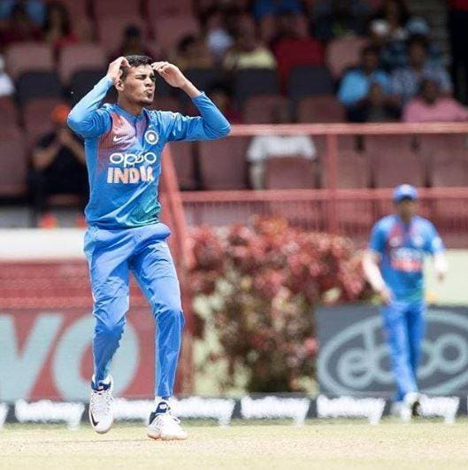 टीम इंडिया के 20 साल के इस बॉलर ने खूबसूरत गर्लफ्रेंड से की सगाई