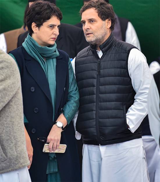 राजघाट पर कांग्रेस का सत्याग्रह, सोनिया-राहुल-प्रियंका ने याद दिलाया संविधान