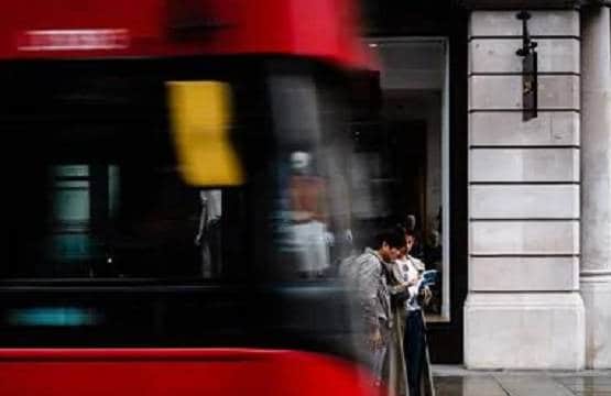 थिएटर में गर्लफ्रेंड से रोमांस कर रहा था पति, पत्नी ने रंगे हाथ पकड़ा, फिर...