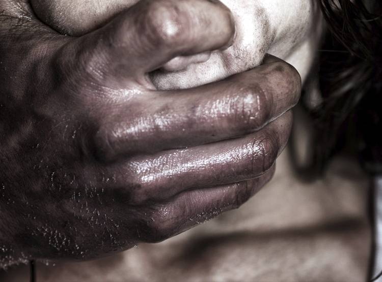 लड़की से सगे प‍िता और भाई ने बनाए संबंध, शादी के 17 द‍िन बाद बच्चा