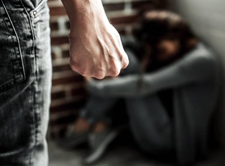 लड़की से सगे प‍िता और भाई ने बनाए संबंध, शादी के 17 द‍िन बाद बच्चा