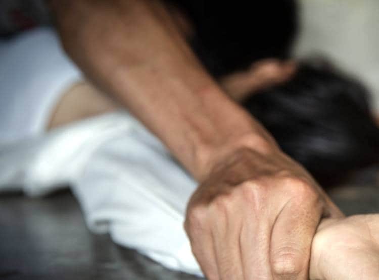 लड़की से सगे प‍िता और भाई ने बनाए संबंध, शादी के 17 द‍िन बाद बच्चा