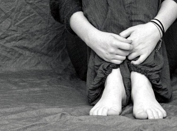 लड़की से सगे प‍िता और भाई ने बनाए संबंध, शादी के 17 द‍िन बाद बच्चा