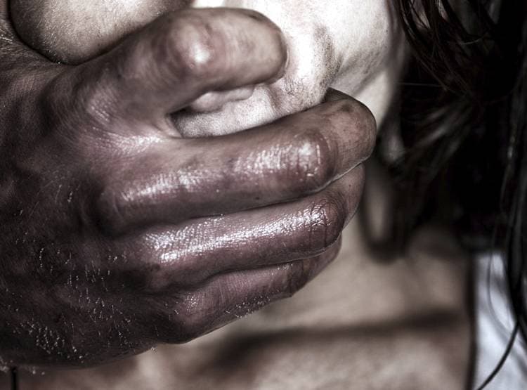 नशीला पदार्थ सुंघाकर महिला को घर से किया अगवा, फिर पिस्तौल दिखाकर रेप