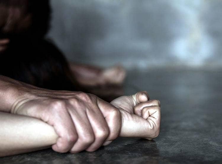 सुई से डॉक्टर ने क‍िया बेहोश, क्ल‍िन‍िक में 14 साल की लड़की से गैंगरेप!