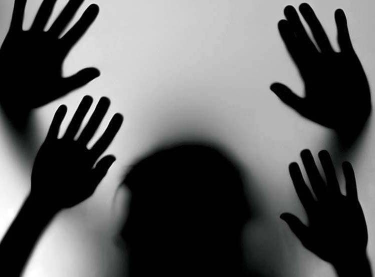 सुई से डॉक्टर ने क‍िया बेहोश, क्ल‍िन‍िक में 14 साल की लड़की से गैंगरेप!