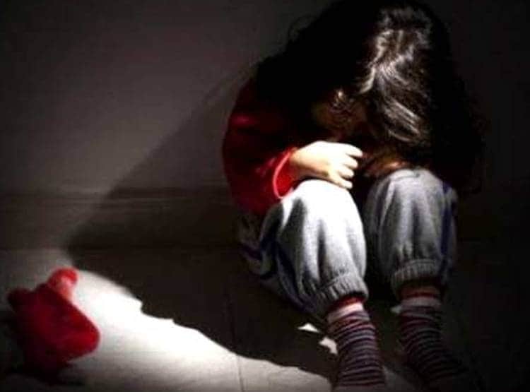 बेटी का 3 लोगों से रेप कराती रही मां, पति को कर देती थी बेहोश