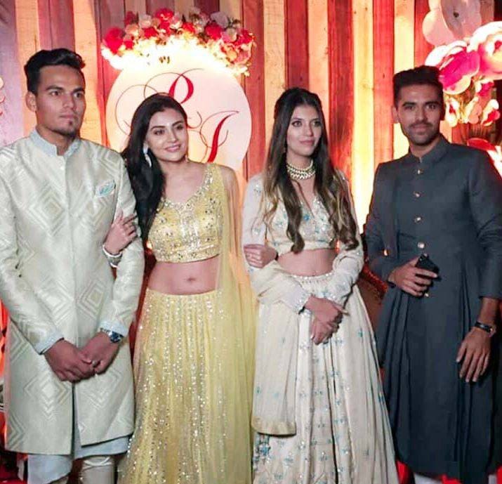 टीम इंडिया के 20 साल के इस बॉलर ने खूबसूरत गर्लफ्रेंड से की सगाई