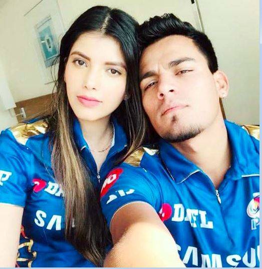 टीम इंडिया के 20 साल के इस बॉलर ने खूबसूरत गर्लफ्रेंड से की सगाई