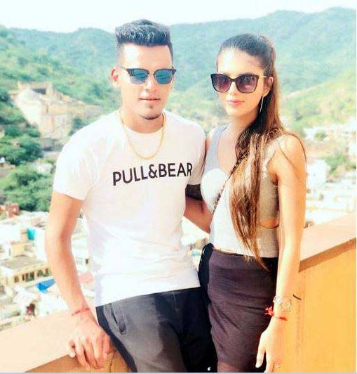 टीम इंडिया के 20 साल के इस बॉलर ने खूबसूरत गर्लफ्रेंड से की सगाई