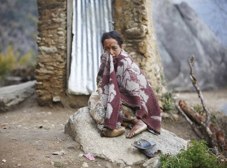 पीरियड्स की भयानक प्रथा, इस देश में घर से बाहर झोपड़ियों में रहती हैं लड़कियां