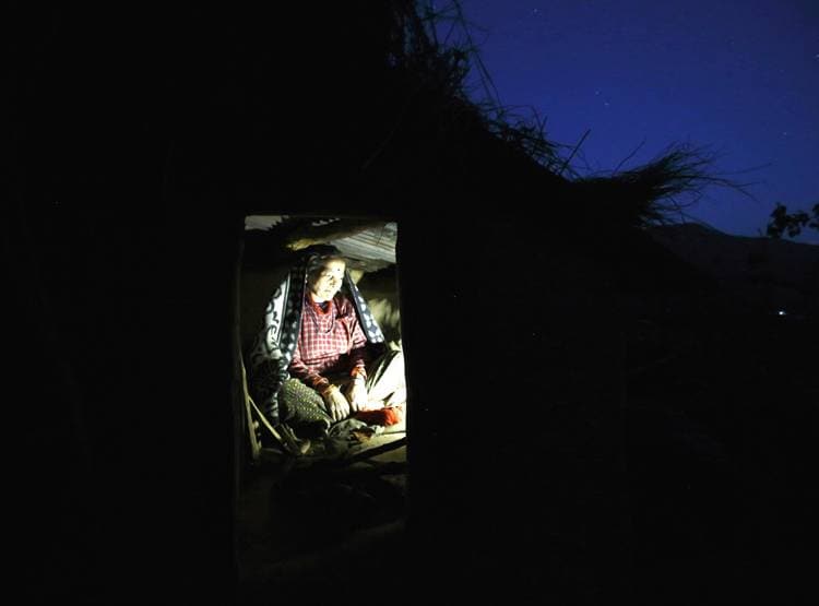 पीरियड्स की भयानक प्रथा, इस देश में घर से बाहर झोपड़ियों में रहती हैं लड़कियां