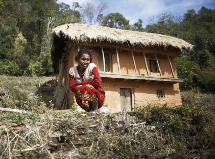 पीरियड्स की भयानक प्रथा, इस देश में घर से बाहर झोपड़ियों में रहती हैं लड़कियां