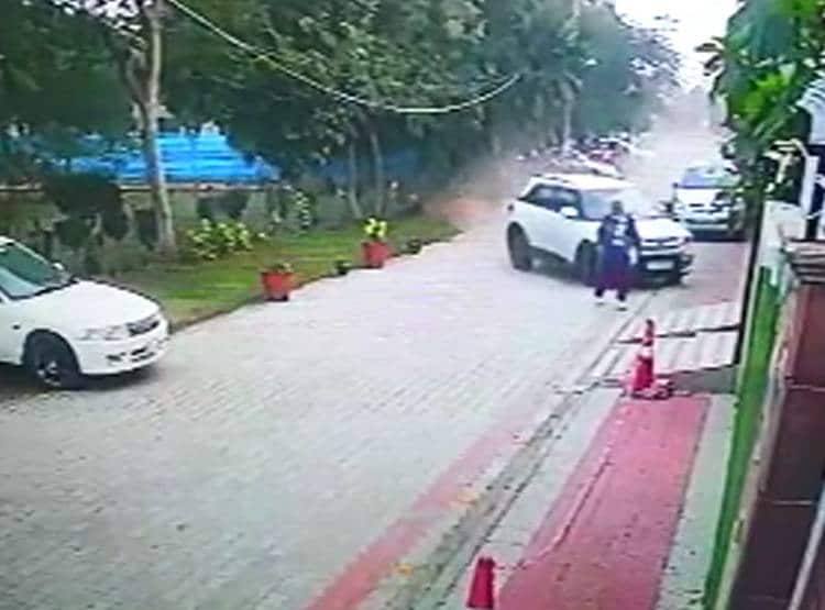 महिला को लड़कों ने मारी टक्कर, भागते समय कार नहीं हुई स्टार्ट और फिर...