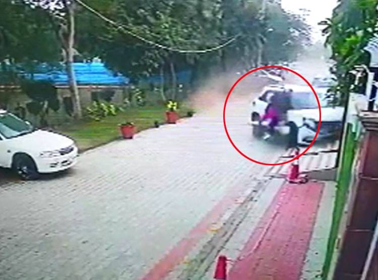 महिला को लड़कों ने मारी टक्कर, भागते समय कार नहीं हुई स्टार्ट और फिर...