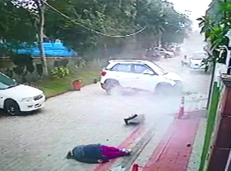 महिला को लड़कों ने मारी टक्कर, भागते समय कार नहीं हुई स्टार्ट और फिर...