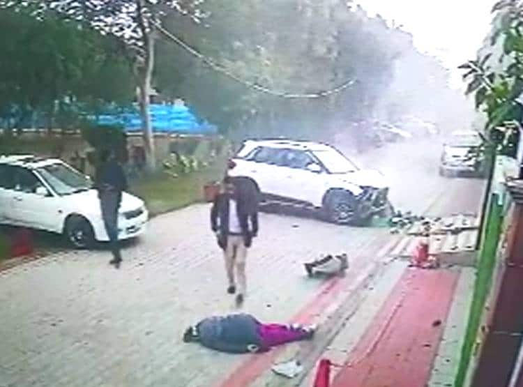 महिला को लड़कों ने मारी टक्कर, भागते समय कार नहीं हुई स्टार्ट और फिर...