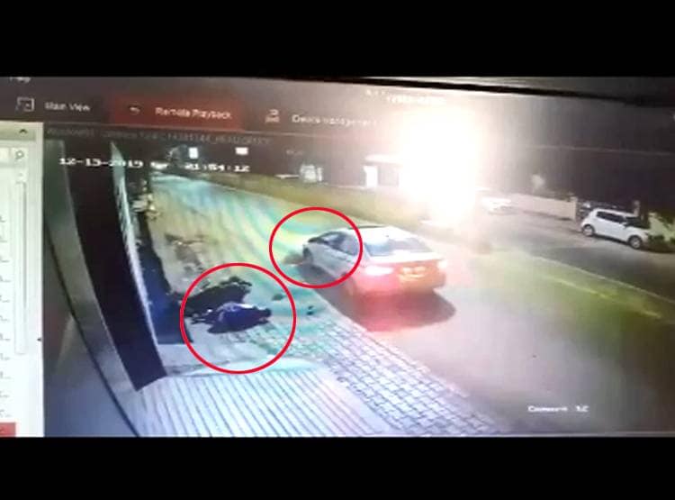 CCTV में द‍िखा लाइव एक्सीडेंट, कार के बोनट से घ‍िसटता रहा बाइक सवार