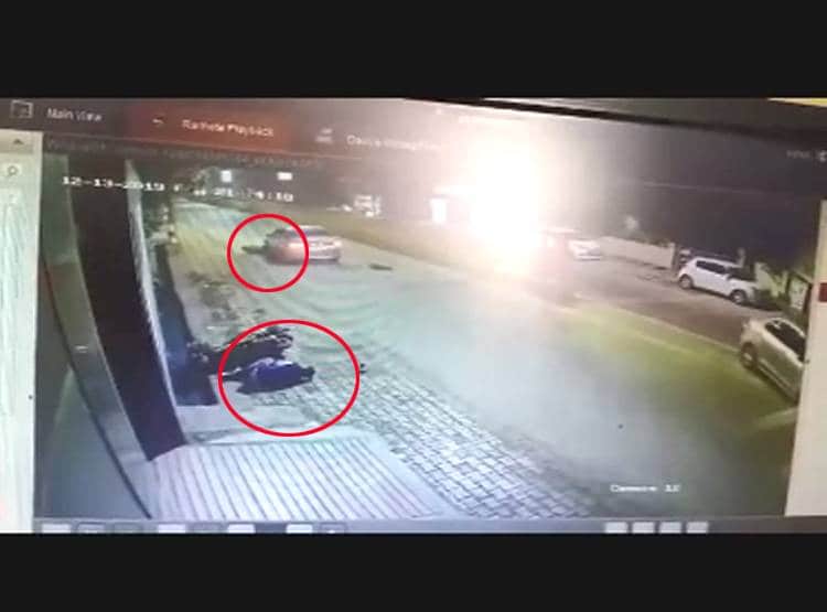 CCTV में द‍िखा लाइव एक्सीडेंट, कार के बोनट से घ‍िसटता रहा बाइक सवार