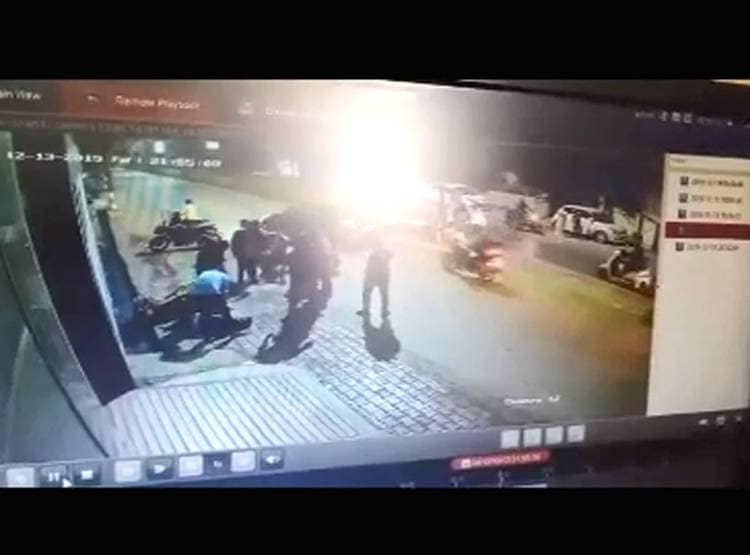 CCTV में द‍िखा लाइव एक्सीडेंट, कार के बोनट से घ‍िसटता रहा बाइक सवार