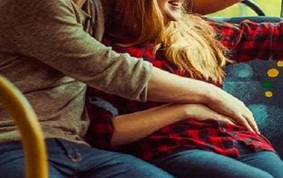 थिएटर में गर्लफ्रेंड से रोमांस कर रहा था पति, पत्नी ने रंगे हाथ पकड़ा, फिर...