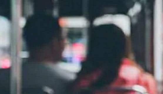 थिएटर में गर्लफ्रेंड से रोमांस कर रहा था पति, पत्नी ने रंगे हाथ पकड़ा, फिर...