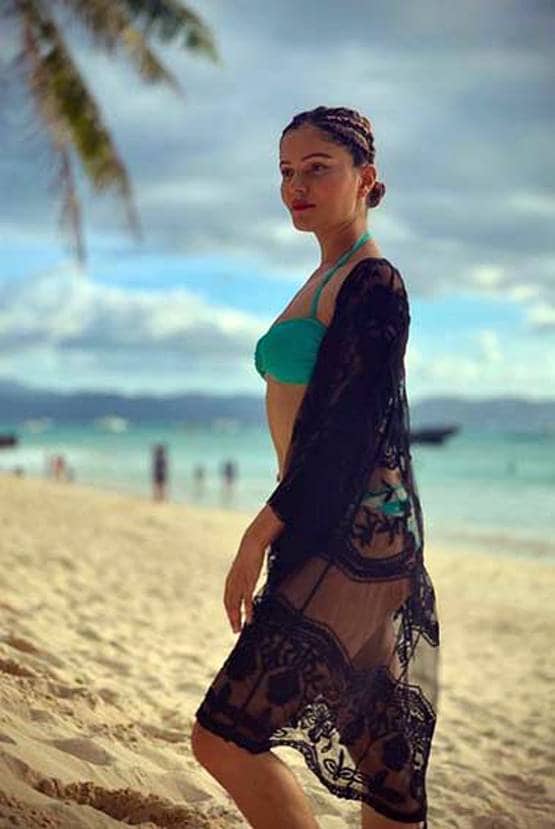 हसबैंड के साथ छुट्टियां मना रहीं रूबीना, शेयर की बिकिनी में तस्वीरें