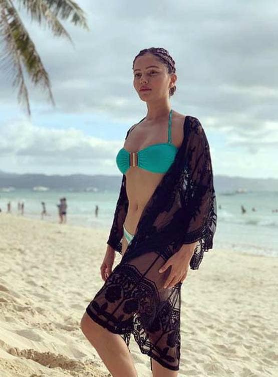 हसबैंड के साथ छुट्टियां मना रहीं रूबीना, शेयर की बिकिनी में तस्वीरें