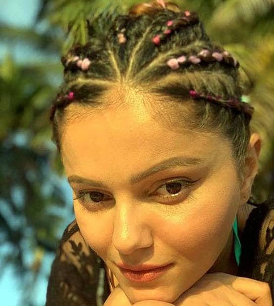 हसबैंड के साथ छुट्टियां मना रहीं रूबीना, शेयर की बिकिनी में तस्वीरें