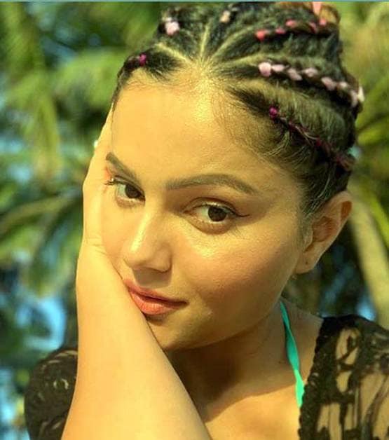 हसबैंड के साथ छुट्टियां मना रहीं रूबीना, शेयर की बिकिनी में तस्वीरें