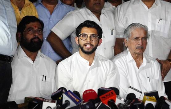 करोड़ों के मालिक हैं आदित्य, अब 'पापा' की कैबिनेट में बने मंत्री