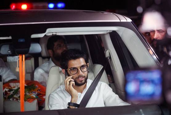 करोड़ों के मालिक हैं आदित्य, अब 'पापा' की कैबिनेट में बने मंत्री