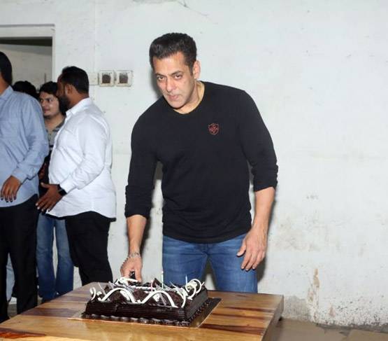 बर्थडे पर फैंस संग सलमान ने काटा केक, सोशल मीडिया पर फोटोज वायरल