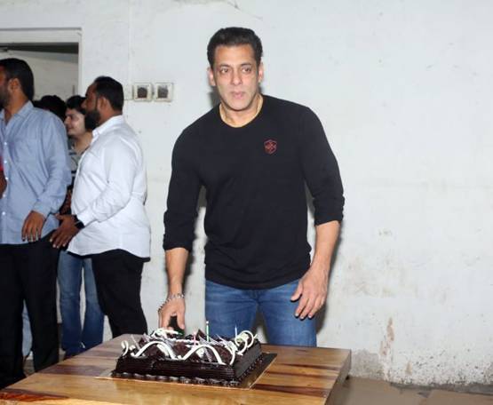 बर्थडे पर फैंस संग सलमान ने काटा केक, सोशल मीडिया पर फोटोज वायरल