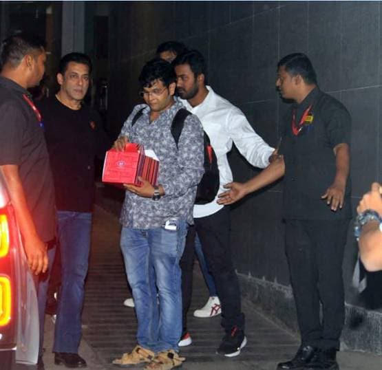 बर्थडे पर फैंस संग सलमान ने काटा केक, सोशल मीडिया पर फोटोज वायरल