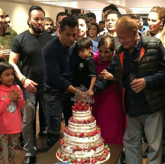 बर्थडे पर फैंस संग सलमान ने काटा केक, सोशल मीडिया पर फोटोज वायरल