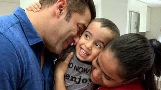 बर्थडे पर फैंस संग सलमान ने काटा केक, सोशल मीडिया पर फोटोज वायरल