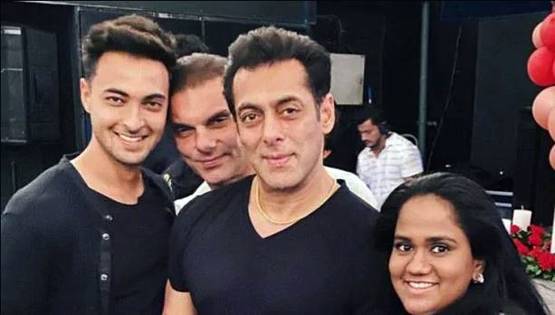 बर्थडे पर फैंस संग सलमान ने काटा केक, सोशल मीडिया पर फोटोज वायरल