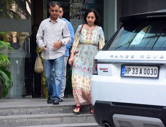 अर्प‍िता ने दिया बेटी को जन्म, सबसे पहले अस्पताल देखने पहुंचीं मां हेलेन