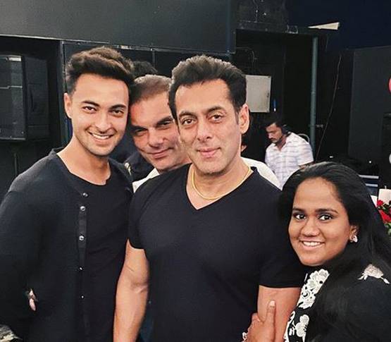 कैसी दिखती है सलमान खान की न्यूबॉर्न भांजी आयत, देखें लेटेस्ट तस्वीरें