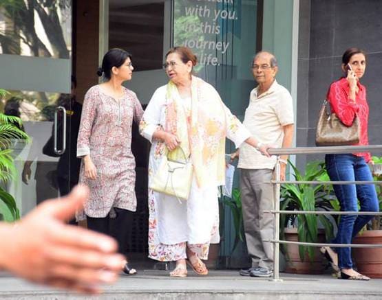 अर्प‍िता ने दिया बेटी को जन्म, सबसे पहले अस्पताल देखने पहुंचीं मां हेलेन