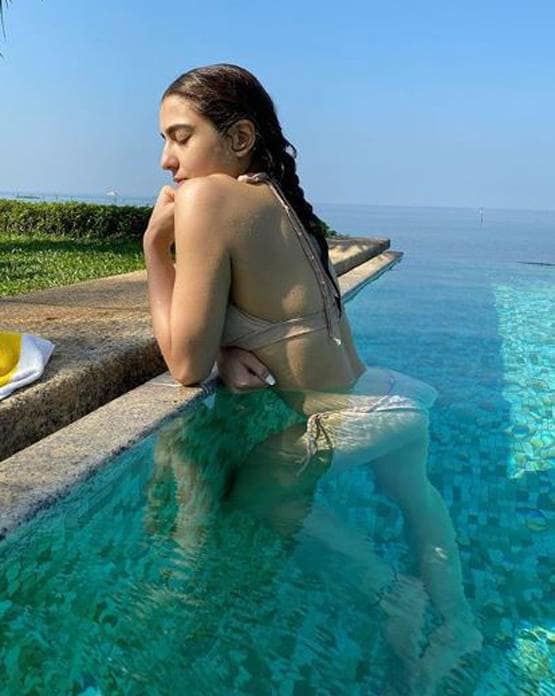 दोस्त संग वेकेशन पर गईं सारा अली खान, शेयर किए बिकिनी Photos