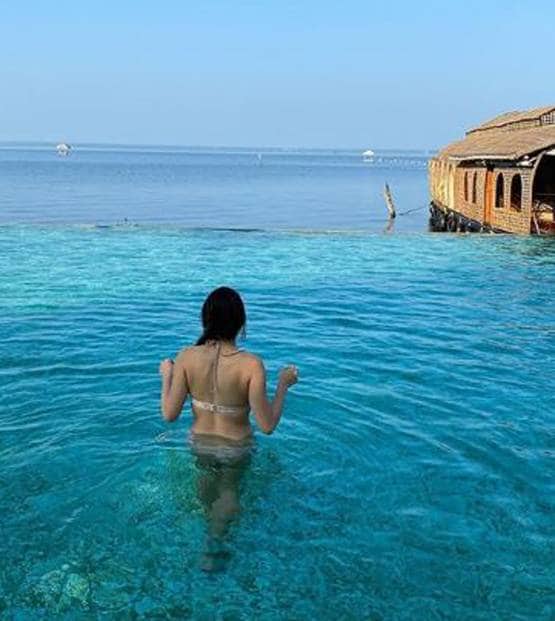 दोस्त संग वेकेशन पर गईं सारा अली खान, शेयर किए बिकिनी Photos