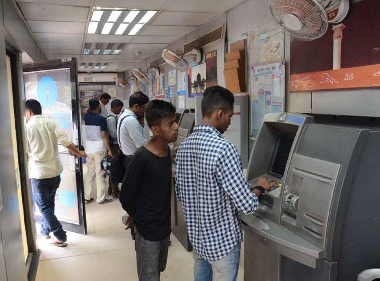 SBI ने किया अलर्ट! 31 दिसंबर के बाद बंद होगा ये ATM कार्ड