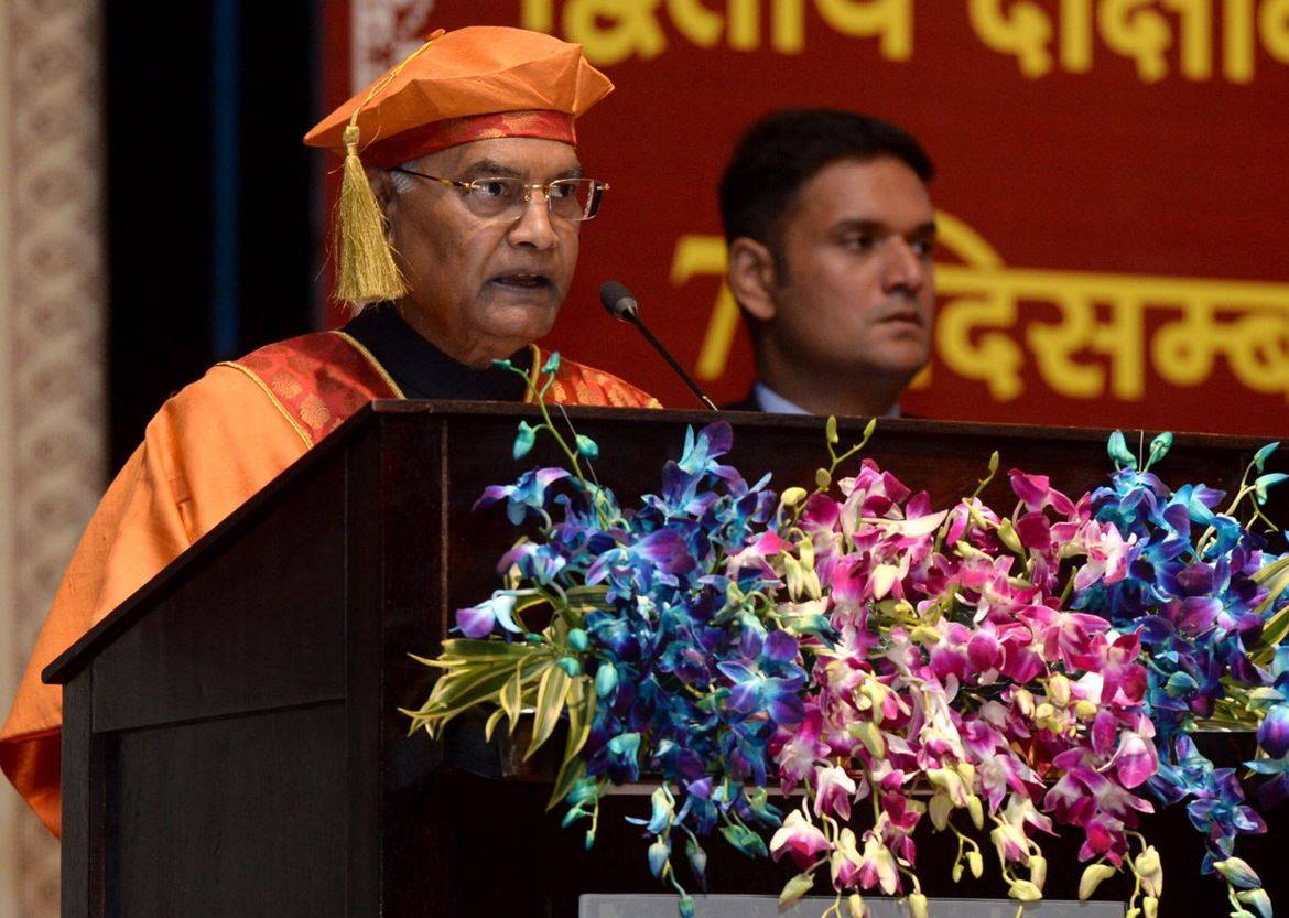 भीड़ में दिखा दोस्त तो प्रोटोकॉल भूले राष्ट्रपति, मंत्री भेजकर बुलवाया