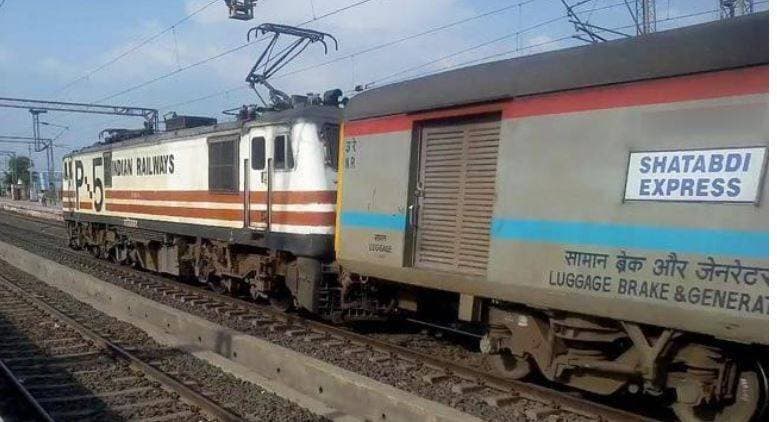 ट्रेन सफर के दौरान चाय-नाश्‍ता और खाना महंगा, ये है नई रेट लिस्‍ट