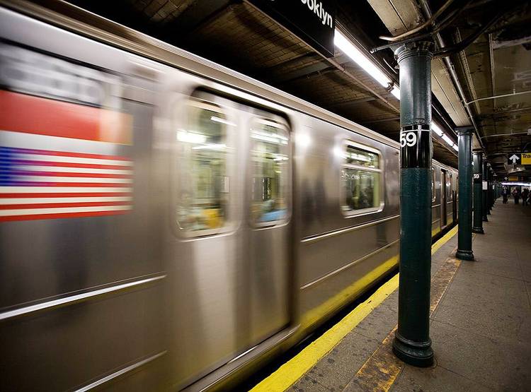 रेलवे प्लेटफॉर्म पर खुलेआम बना रहे थे संबंध, वीडियो वायरल